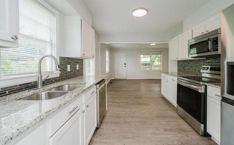 Building Photo - 2033 E Lake Blvd