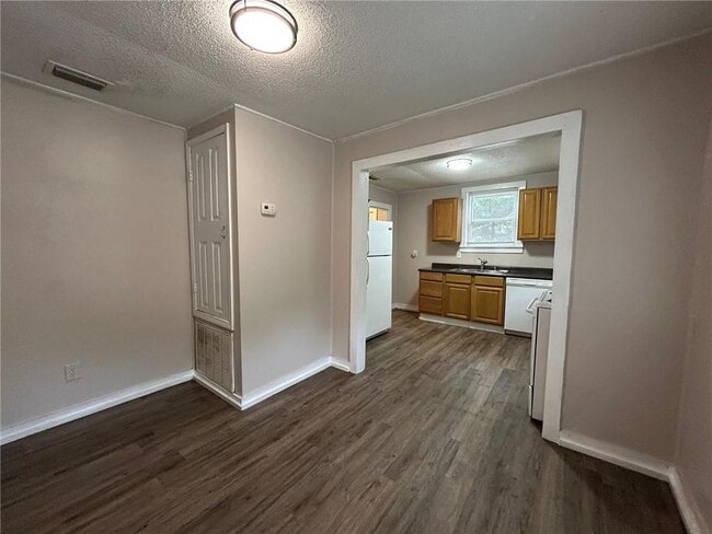 Building Photo - 905 Pansy Ct