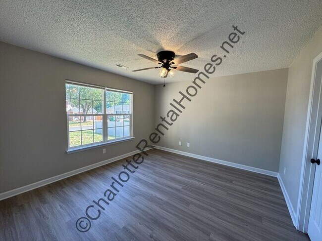 Building Photo - Updated ranch home near uptown!