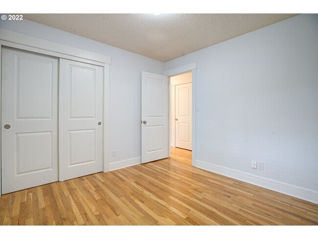 Building Photo - Lovely Ranch style home with park like rear fenced yard, Commonwealth lake Park just around the c...