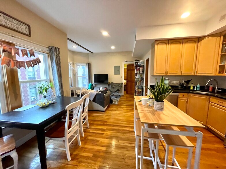 Primary Photo - 1031 Tremont St