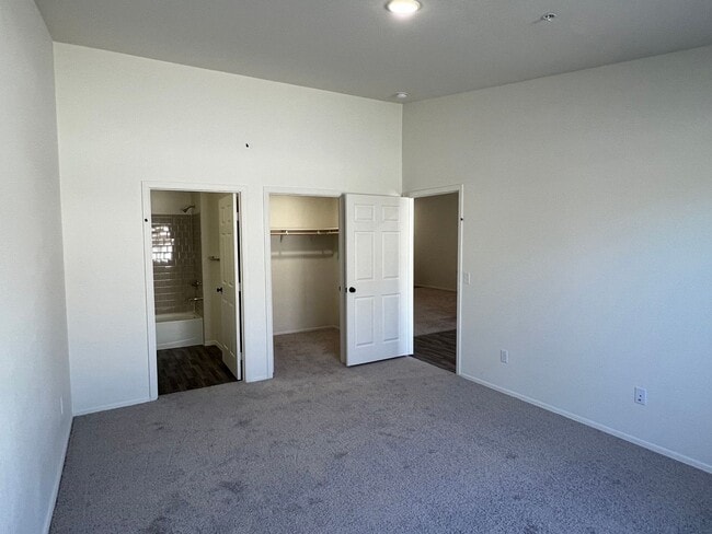 Building Photo - 3 BEDROOM TOWNHOME!