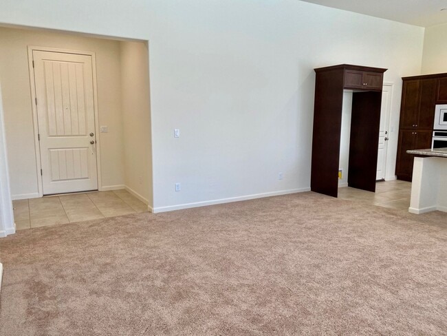 Building Photo - $2,295 Bullard & Leonard, Charming 3 Bedroom - La Canada Ave, Clovis