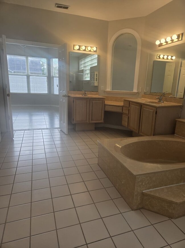 Building Photo - Deerfield - Spacious Home