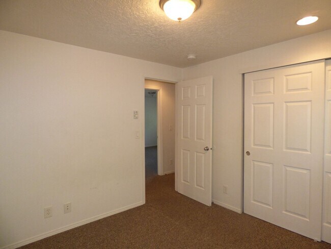 Building Photo - 4811-4813 Cougar Ct SE Salem, OR 97317