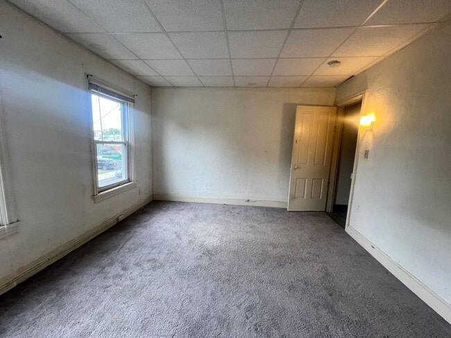 Building Photo - 2-bedroom, 1.5-bathroom home located in th...