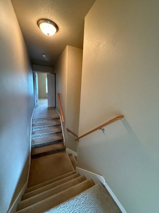 Building Photo - 2 Bed/1.5 Bath Townhome Near the Old Mill