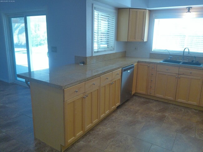 Building Photo - Pool Home 3 bedroom 2 bathroom Long term
