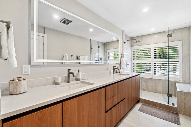 Building Photo - 2717 N Ocean Blvd