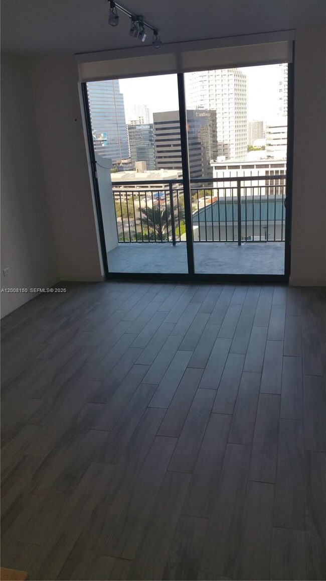 Building Photo - 999 SW 1st Ave