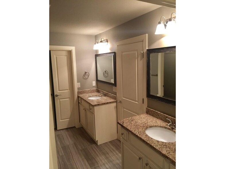 Primary Ensuite - 5211 S 65th Plz