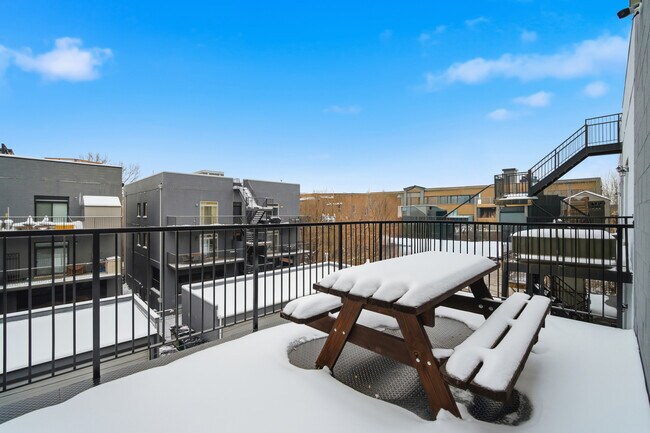 Building Photo - 725 W 17th St