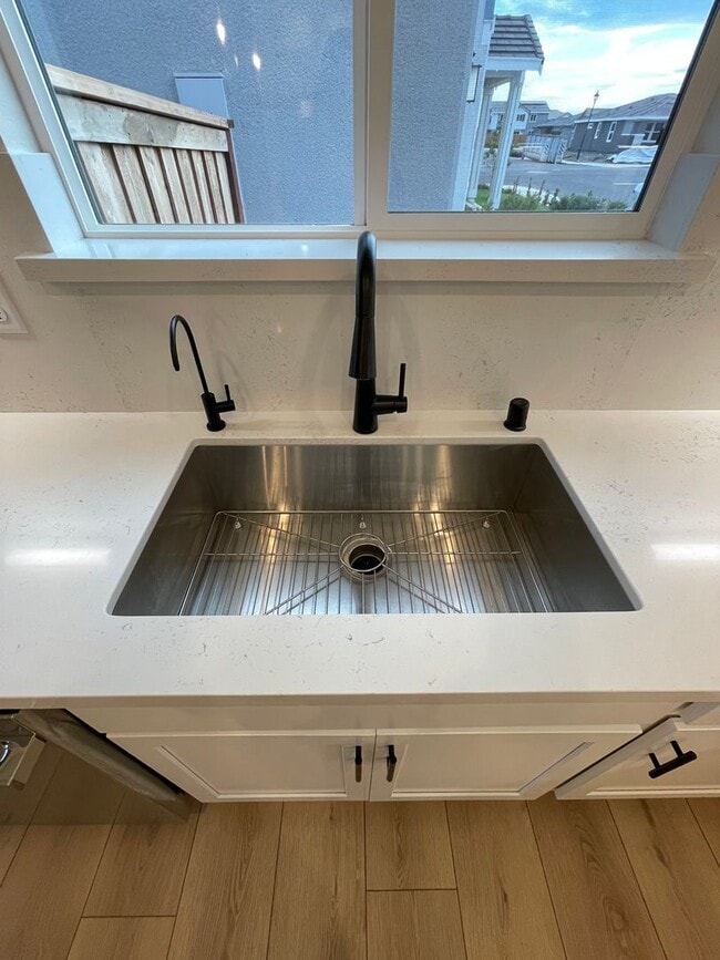 Building Photo - Beautiful new home with open floor plan av...