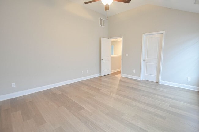 Building Photo - Fantastic Four Bedroom with Bonus!