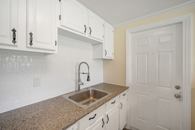 Building Photo - Move in Ready! Modern Style, Renovated 3 b...