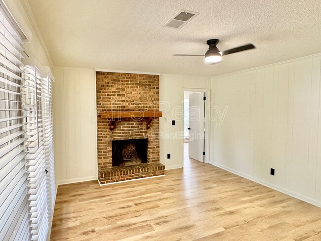 Building Photo - 713 Dubuque Dr