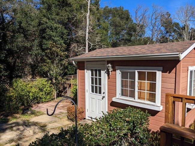 Building Photo - Stunning 1-bed, 1-bath Detached Cottage in...