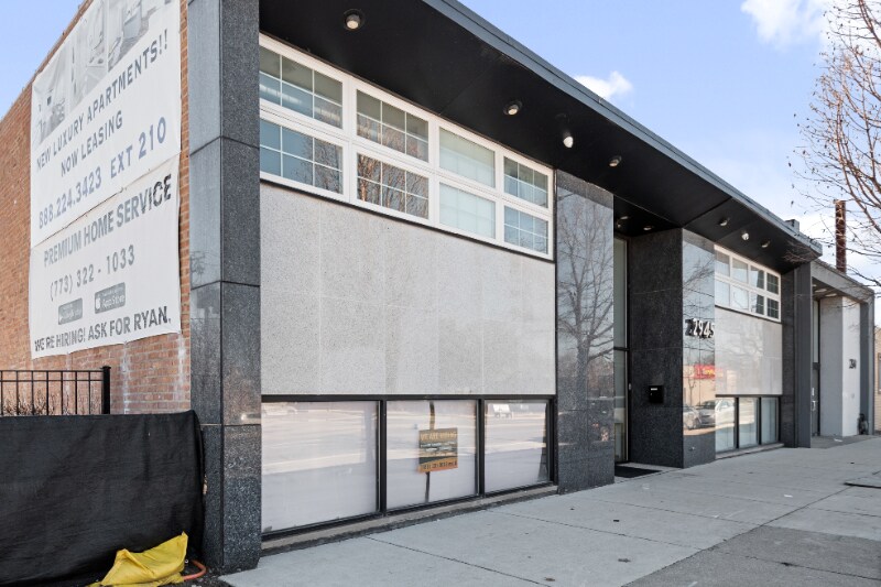 Building Photo - 2945 W Peterson Ave