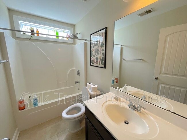 Building Photo - 5185 Celtic Dr