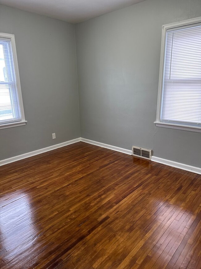 Building Photo - 2 Bedroom 1 Bath Home with 2 single stall ...