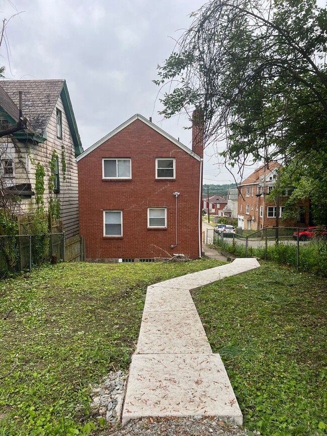 Building Photo - Updated 2BR house with off street parking!
