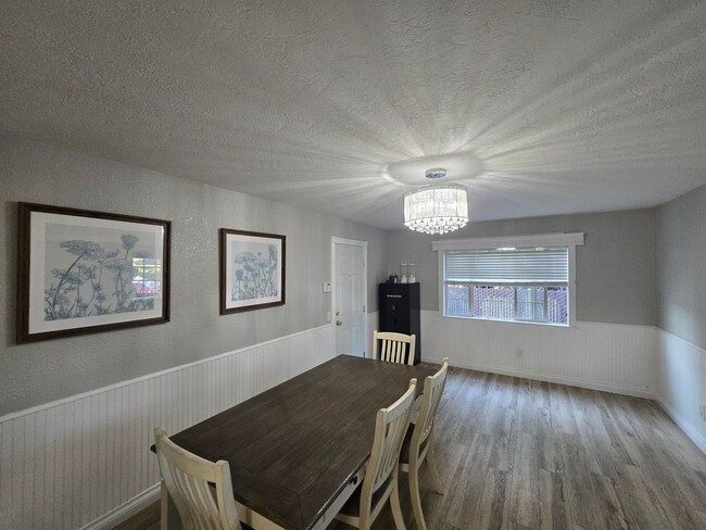 Building Photo - Stunning 4BR/2BA Fortuna home in quiet nei...