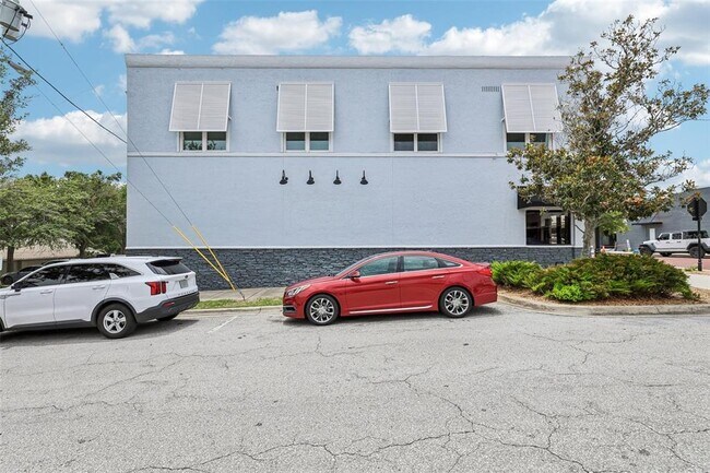 Building Photo - 801 W Montrose St
