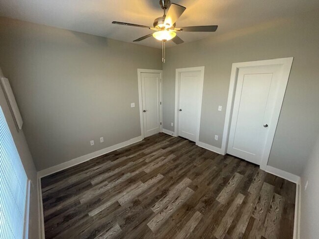Building Photo - 16271/73 Ike Ct