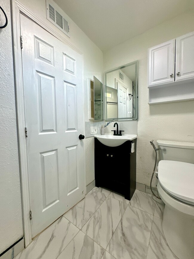 Building Photo - 32927 Lake Candlewood St