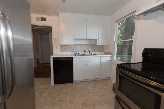 Building Photo - Charming House off Hawthorne Ave!