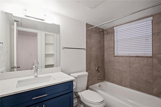 Building Photo - 404 W 35th St