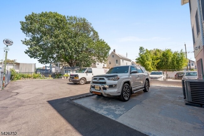 Building Photo - 937 Grove St