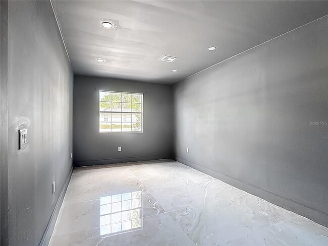 Building Photo - 201 Valencia Dr