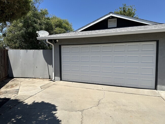 Building Photo - Welcome to Woodside Drive! Opportunity awa...