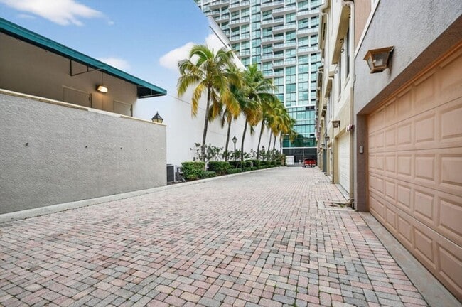 Building Photo - 695 Hibiscus St