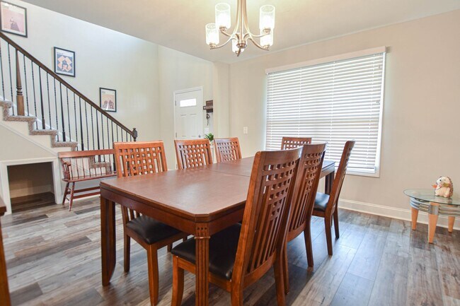 Building Photo - Pet Friendly Four Bedroom!