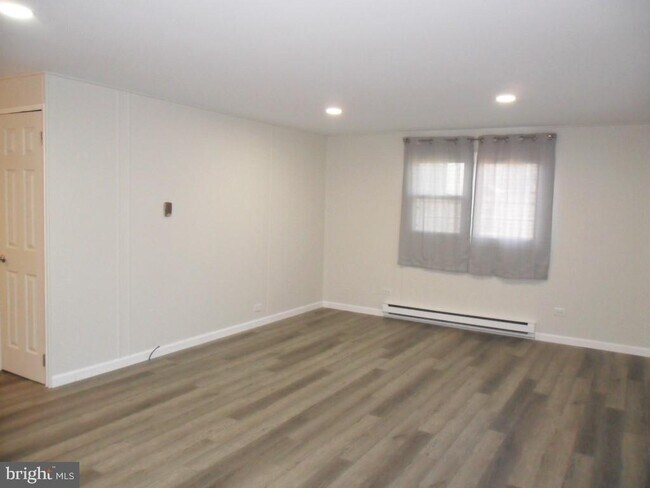 Building Photo - 301 Tichy Dr