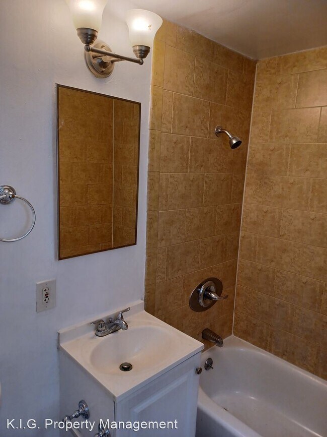 Building Photo - 1 br, 1 bath Apartment - 11903 - 11913 Van...