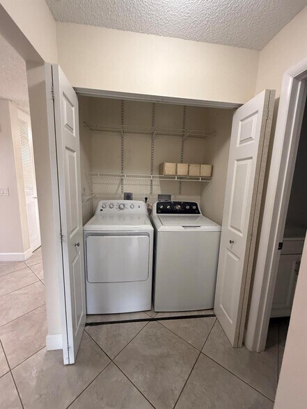 Building Photo - 1303 Lakeview Dr E