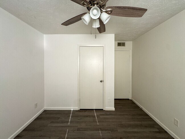 Building Photo - Charming 3 Bed 2 Bath Home with Fenced Yard