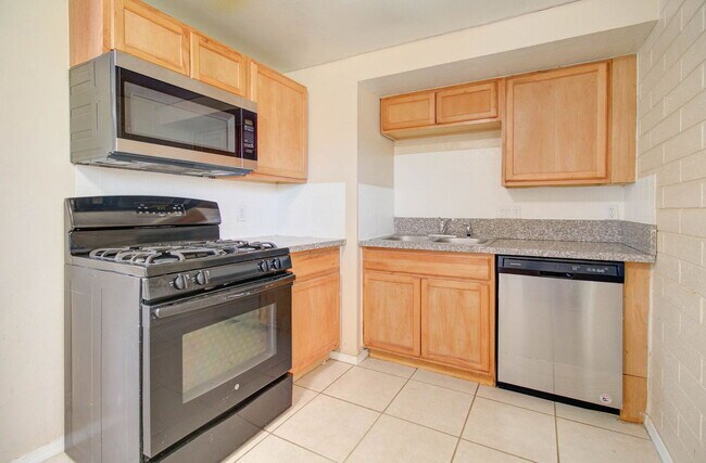 Building Photo - 2133 W Morten Ave