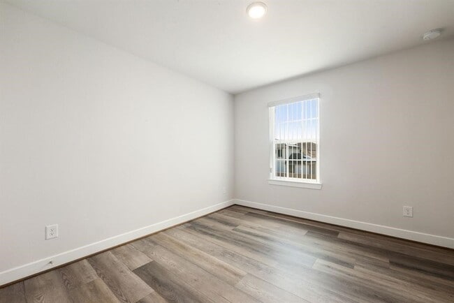 Building Photo - 20914 Kadefield Dr