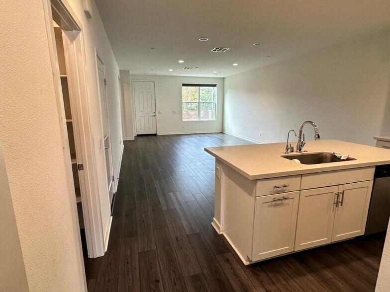 Building Photo - 140 Farmhouse Dr