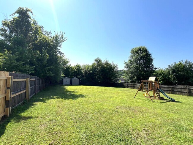 Building Photo - 3 Bedroom 2 1/2 Bathroom Home with fenced ...