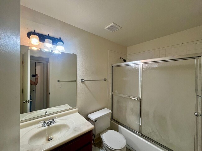 Building Photo - ** Move in Special ** 2 Bed 1 Bath Washer/...