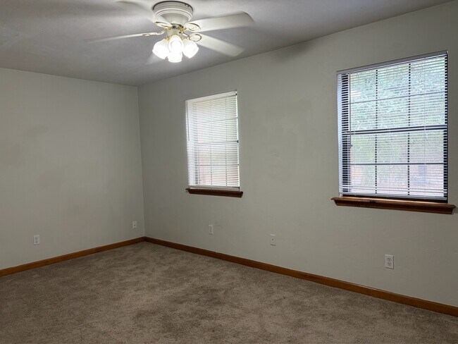 Building Photo - 3740 Donovan Dr