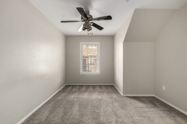 Building Photo - 3 Bed, 2 Bath in Gated Val Vista Classic
