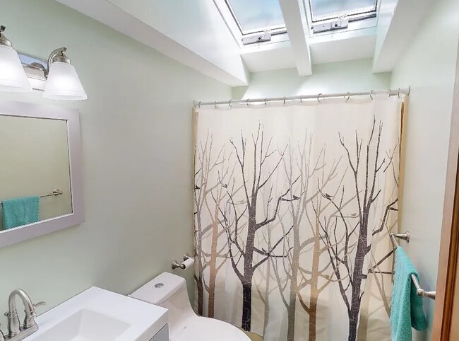 Building Photo - Prime Derry Location: Classic 3Bed, 3Bath Home