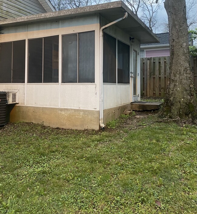 Spacious Sunroom - 1836 Glade St