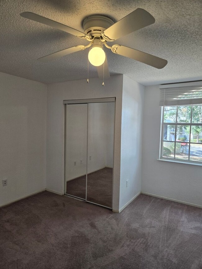 Building Photo - Updated 3BR/3BA condo in Windsor Condomini...